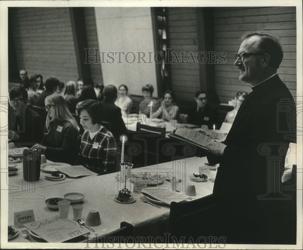 1971 Press Photo Reverend Elmer Prenzlow leads Passover seder at Lutheran Chapel- Historic Images