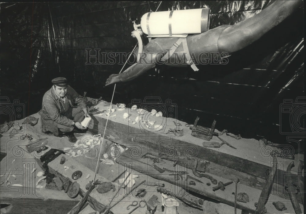 1977 Press Photo Edward Hermann Arranging Souvenirs at Museum in Port Washington