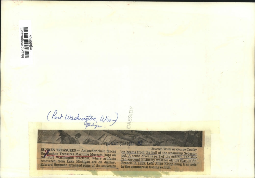 1977 Press Photo Edward Hermann Arranging Souvenirs at Museum in Port Washington