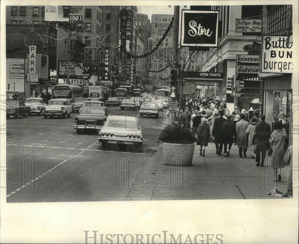 1964 Press Photo Christmas shoppers and cars fill the streets in Milwaukee- Historic Images