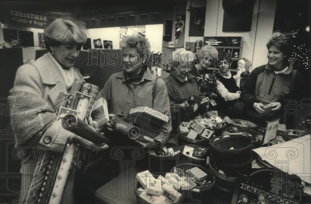 1988 Press Photo Mary Ann Gransee and Millie Sevedge Shopping at Mayfair Mall
