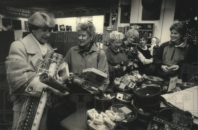 Load image into Gallery viewer, 1988 Press Photo Mary Ann Gransee and Millie Sevedge Shopping at Mayfair Mall
