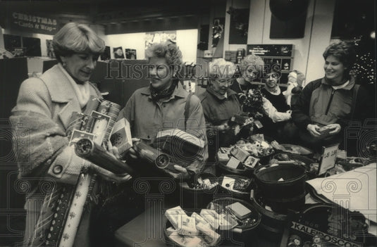 1988 Press Photo Mary Ann Gransee and Millie Sevedge Shopping at Mayfair Mall