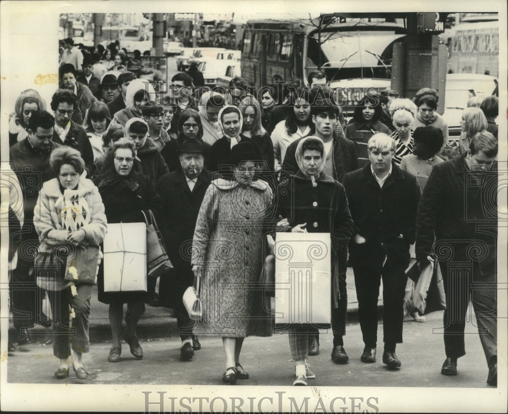 1968 Press Photo Day-after-Thanksgiving Christmas shoppers downtown Plankinton- Historic Images