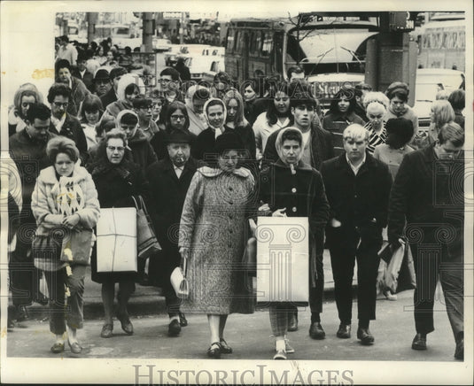 1968 Press Photo Day-after-Thanksgiving Christmas shoppers downtown Plankinton- Historic Images