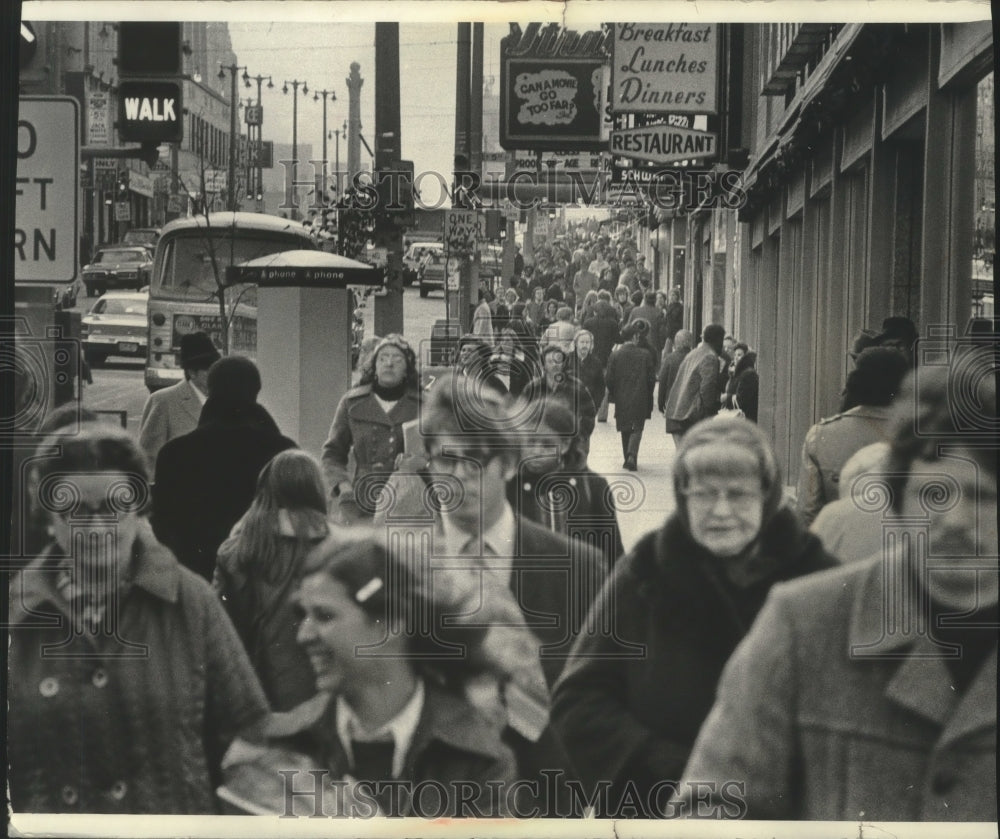 1972 Press Photo Shoppers - mjb96704