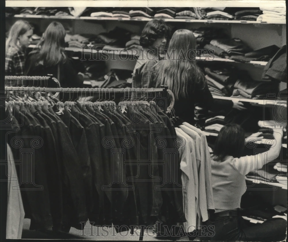 1973 Press Photo Shoppers at Northridge Shopping Center - mjb96709