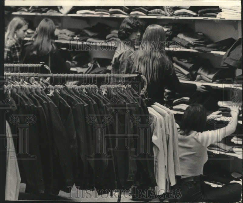 Load image into Gallery viewer, 1973 Press Photo Shoppers at Northridge Shopping Center - mjb96709
