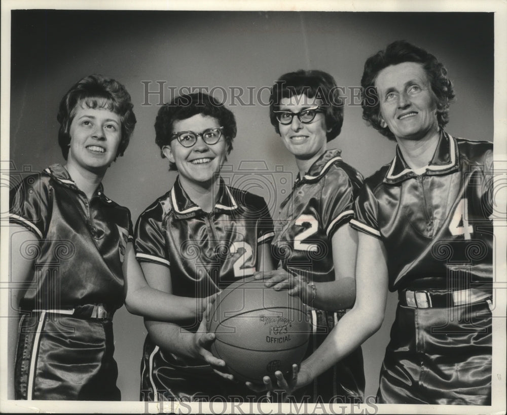 1965 Press Photo Women of a Milwaukee amateur basketball team pose together.- Historic Images