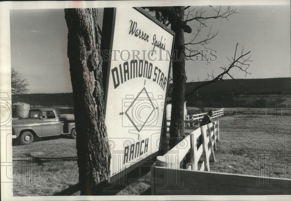 1958 Press Photo Warren Spahn Diamond Star Ranch sign in Oklahoma- Historic Images