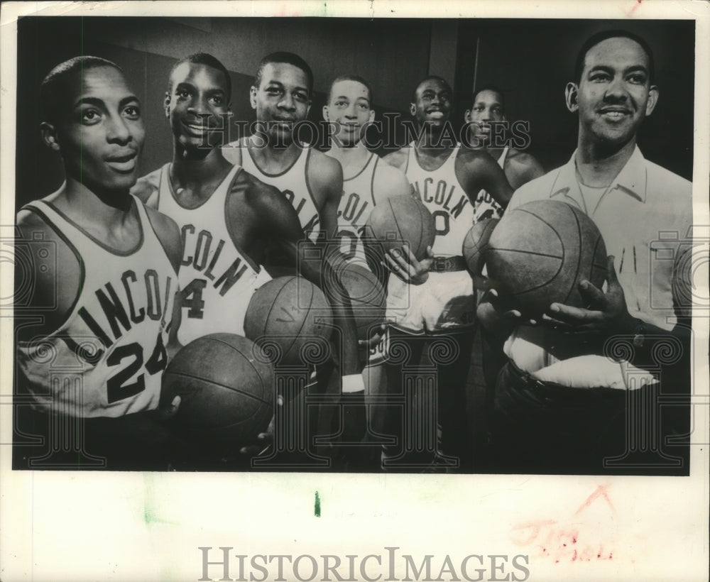 1966 Press Photo Clarence Sherrod and Fred Brown of Lincoln High Basketball Team- Historic Images