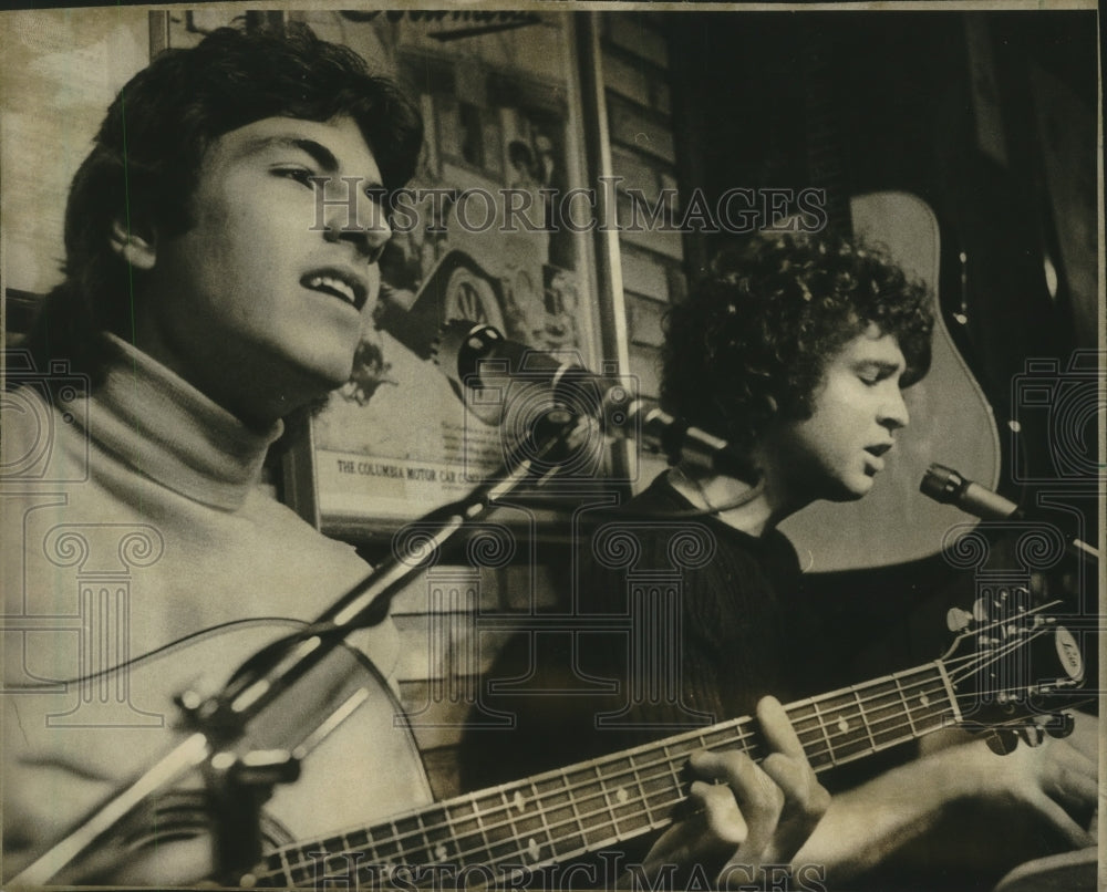 1977 Press Photo Chris Spheeris and Paul Voudouris at Blue River Cafe- Historic Images