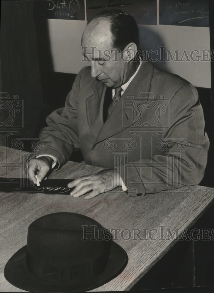 1952 Press Photo Adlai Stevenson Wisconsin visits, signing plaque Press Club- Historic Images