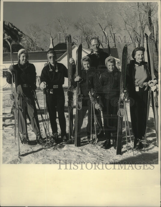 1951 Press Photo Mr. and Mrs. Fitzhugh Scott and Family, Milwaukee, Wisconsin.- Historic Images