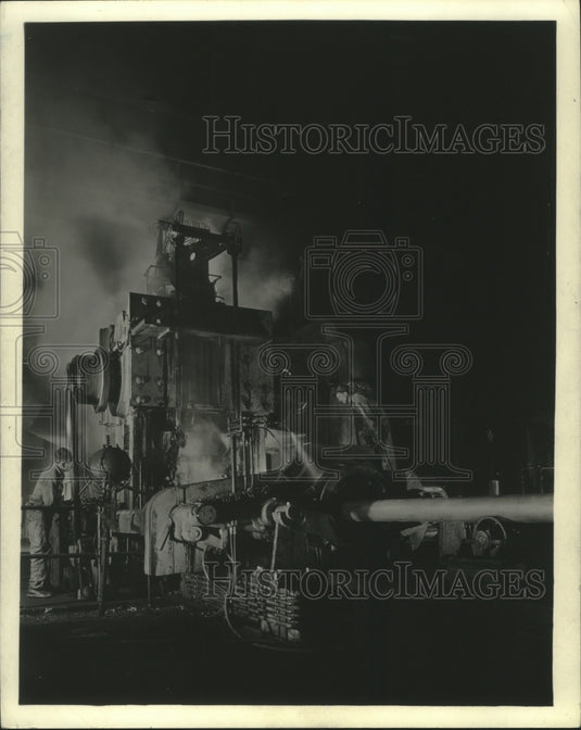 1942 Press Photo Hot Reducing Machine showing heated tube. - mjb97802- Historic Images