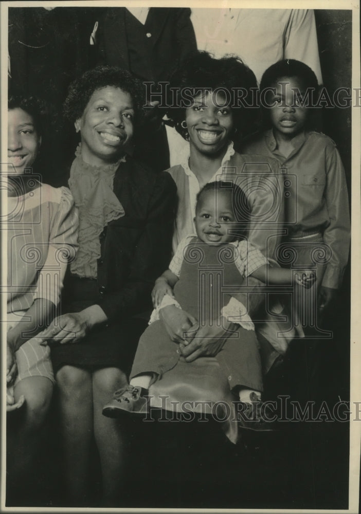 1989 Press Photo Rita Scott (center) with two children and her mother.- Historic Images