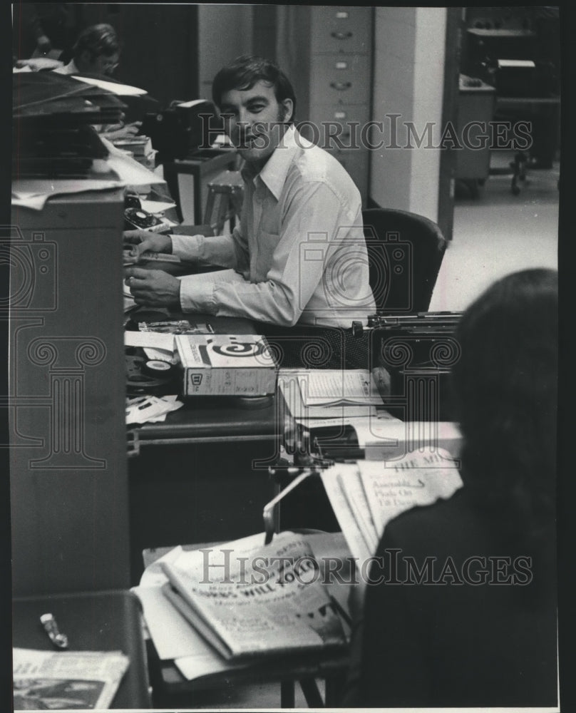 1973 Press Photo Retiring WTMJ sportscaster Hank Stoddard at his desk- Historic Images