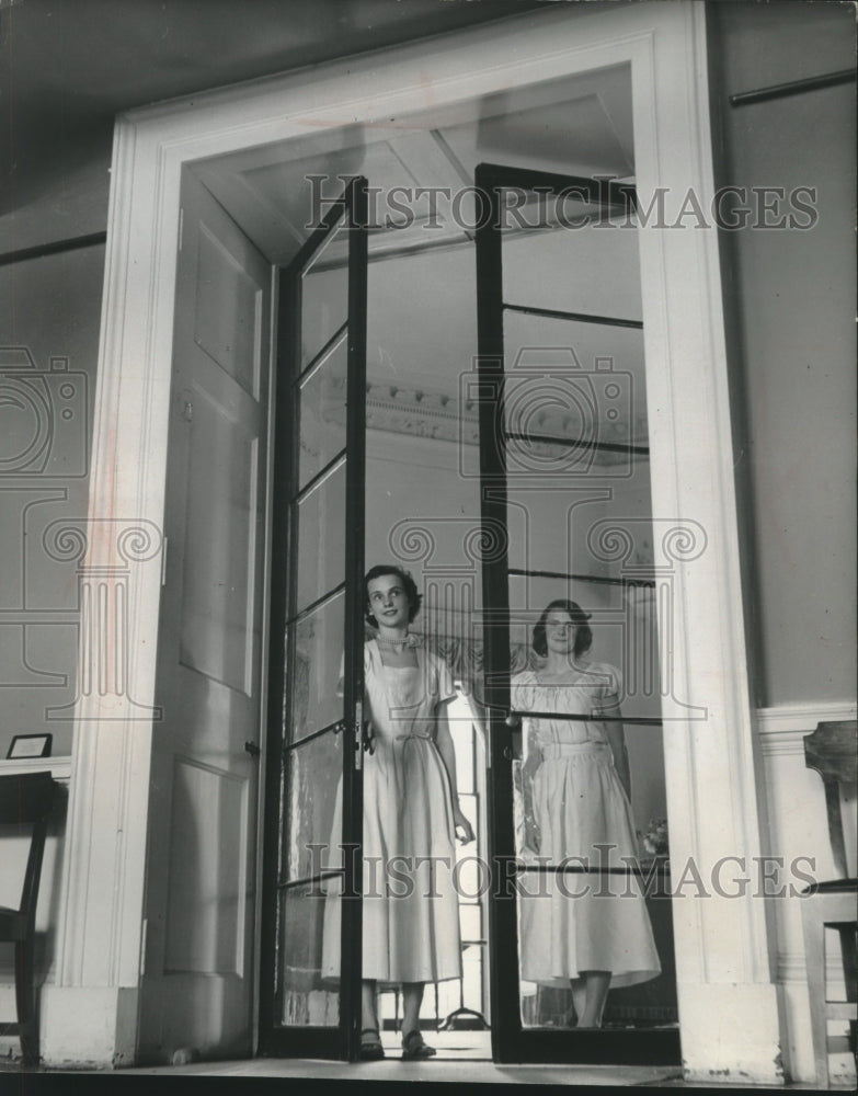 1952 Press Photo Two ladies using french doors Thomas Jefferson Home, Monticello- Historic Images