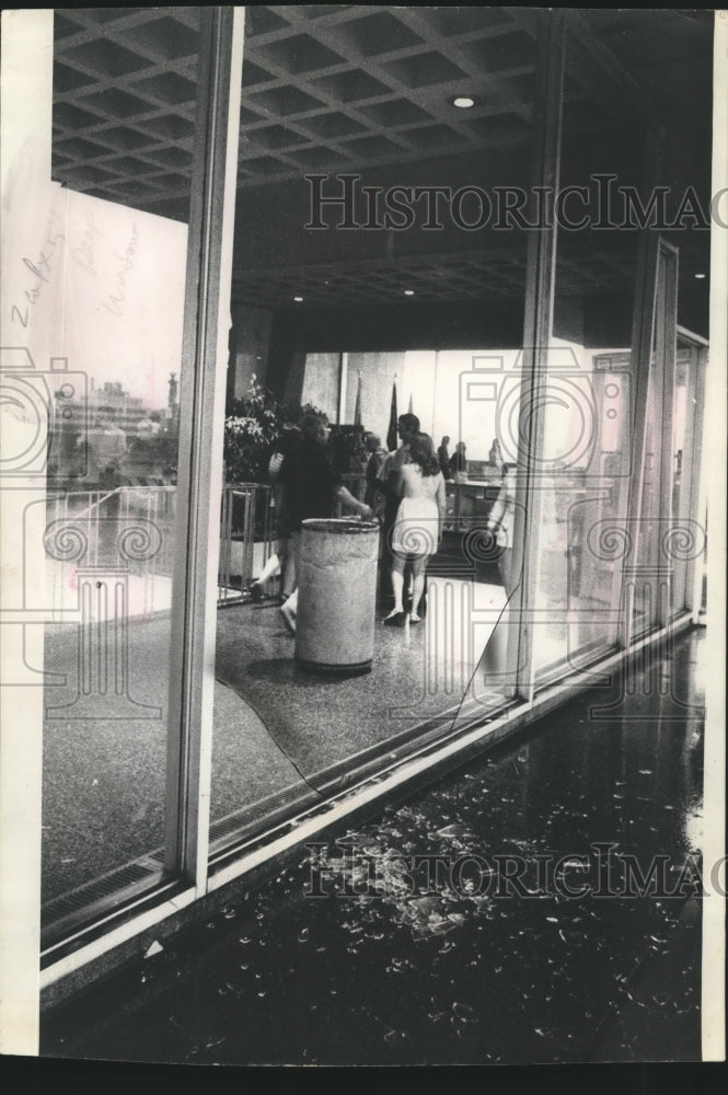 1973 Press Photo Storm Wind blew out glass from Memorial Center, Milwaukee- Historic Images