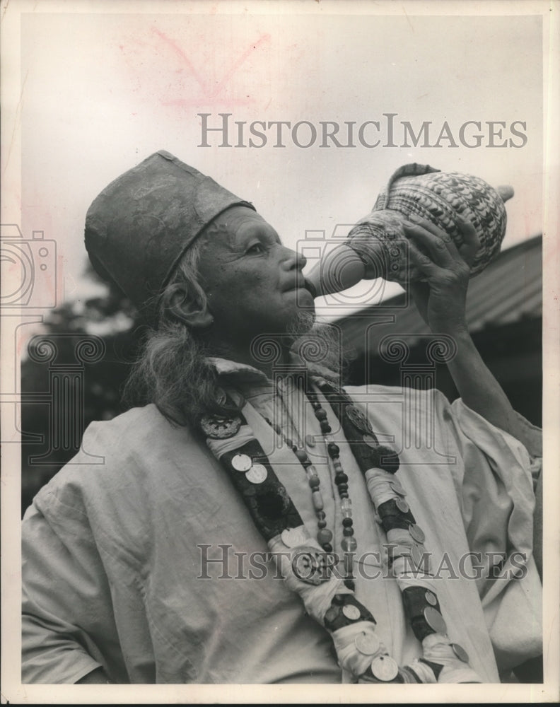 1954 Press Photo Seashell horn used to summon prayers at Nikko, Japan- Historic Images