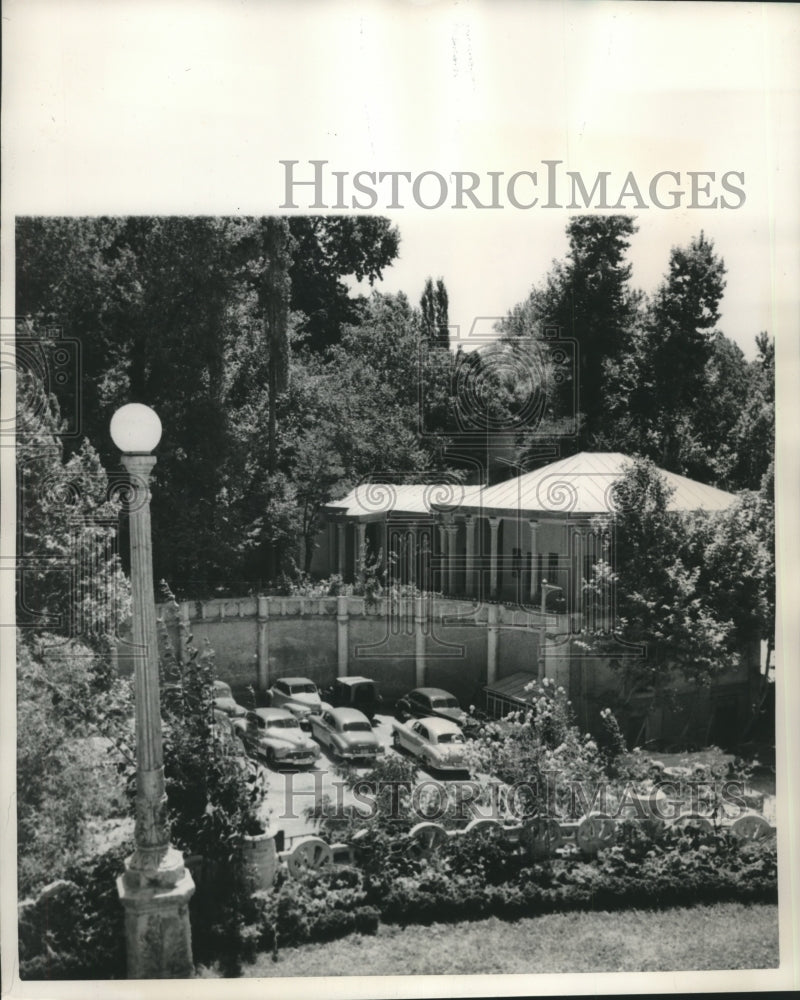 1951 Press Photo Parking lot of the Hotel Darband surrounded by gardens, Iran- Historic Images