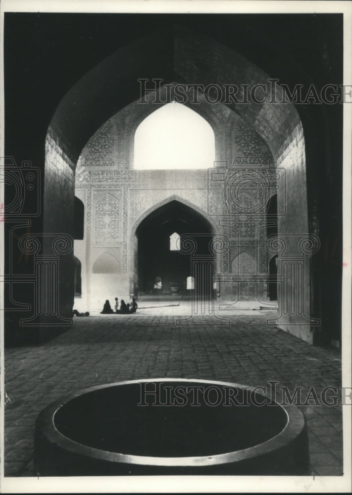 1972 Press Photo A view toward the dome chamber inside the Royal mosque. - Historic Images