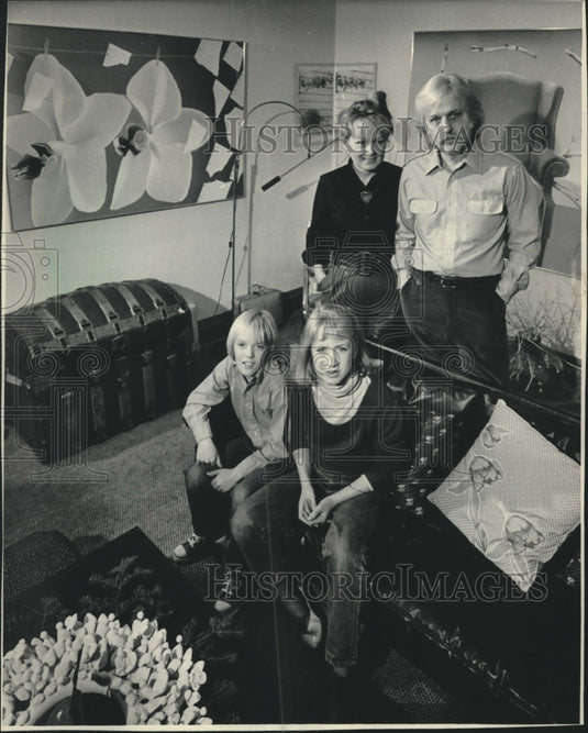 1984 Press Photo Anthony Stoeveken, Christel Tucholke and family Whitefish Bay- Historic Images