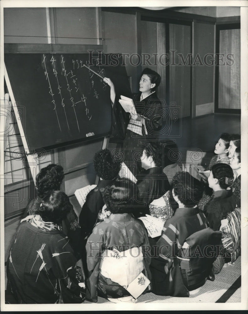 1954 Press Photo Senior Geisha give music theory lesson to apprentices Tokyo- Historic Images