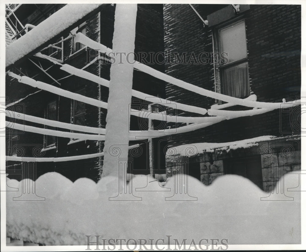 1960 Press Photo Snowfall collected on clothesline enlarging them-Milwaukee- Historic Images