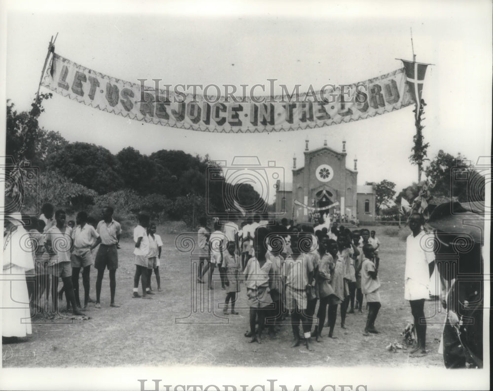 1963 Press Photo Southern Sudanese youngsters in Catholic procession with banner- Historic Images