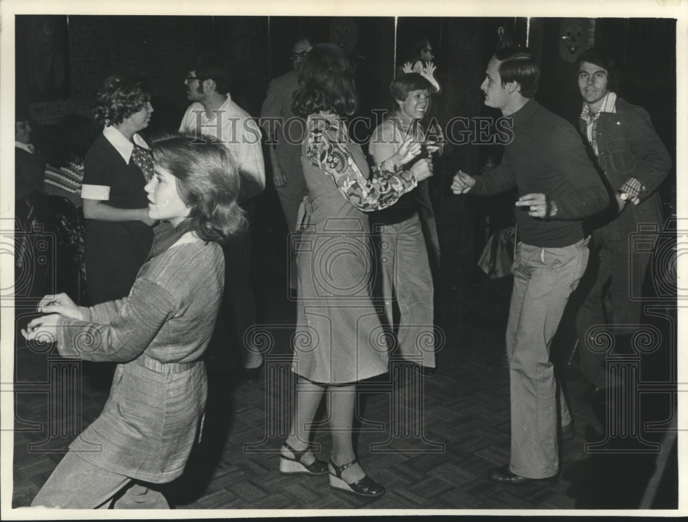 1976 Press Photo Teenagers dancing at &quot;El Robbo&#39;s&#39; disco. - mjb98839- Historic Images