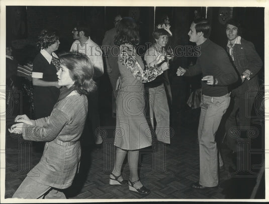 1976 Press Photo Teenagers dancing at "El Robbo's' disco. - mjb98839- Historic Images