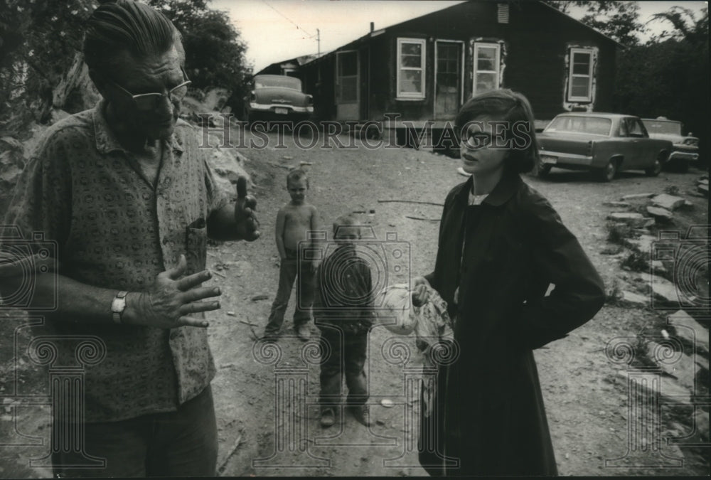 1969 Press Photo Teacher Intern, Margaret Orwig talks with parents, Edward Stout- Historic Images