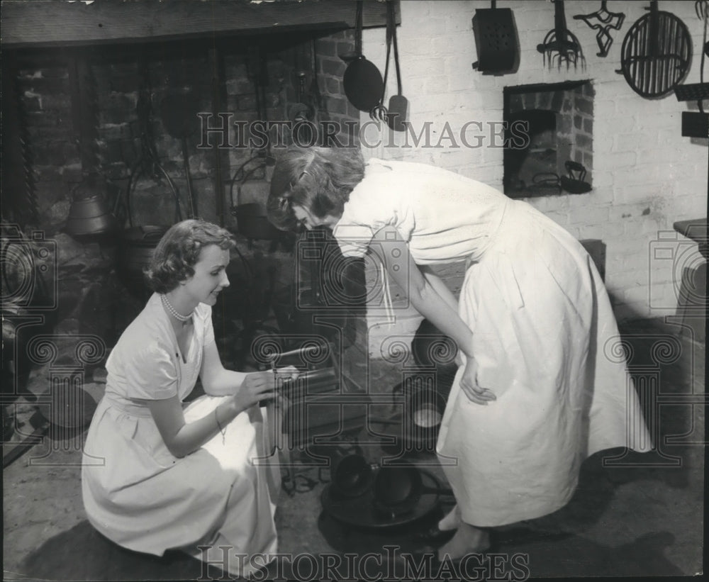 1952 Press Photo Women with Thomas Jefferson&#39;s handy kitchen gadgets. - Historic Images