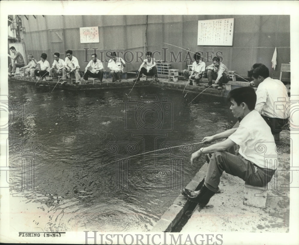 1965 Press Photo Men fishing in corner pool fishing parlor in Tokyo, Japan- Historic Images