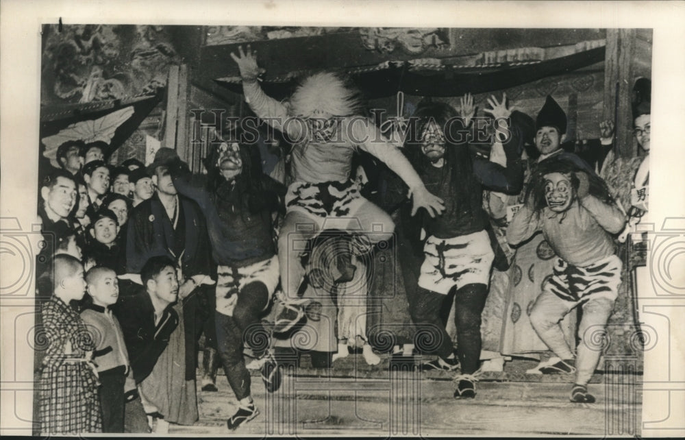 1954 Press Photo Dancers perform ceremony at Chichibu shrine, Tokyo Japan- Historic Images