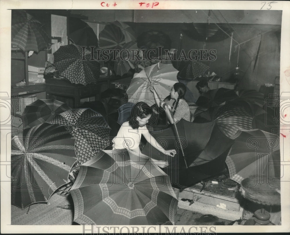 1950 Press Photo Japanese umbrella industry workers prep products for shipment- Historic Images