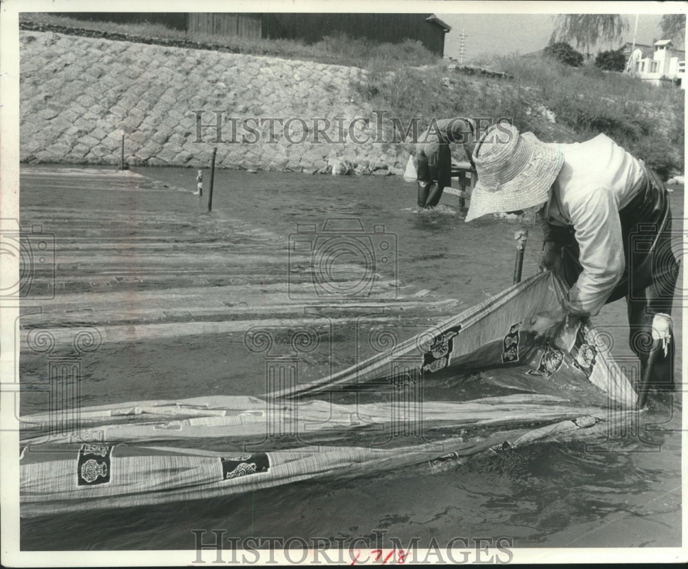 1962 Press Photo Textile men wash the Yuzen silks in Kono, Japan - Historic Images