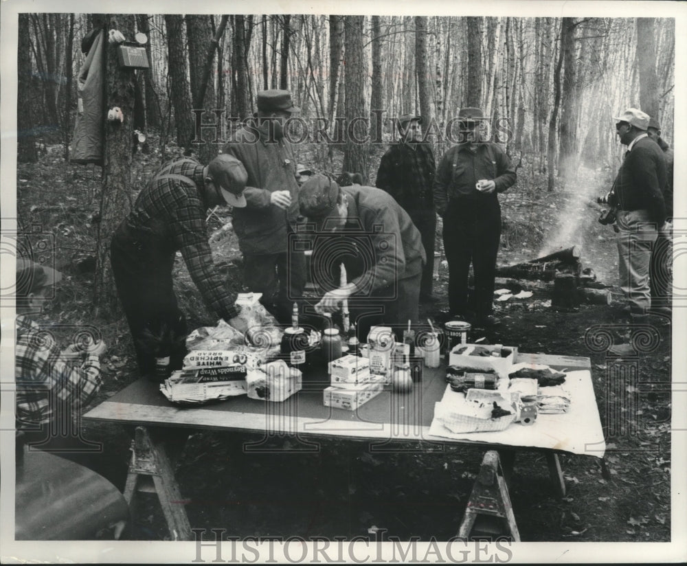 1957 Press Photo Hunters cooking up some good chow after a hunt. - Historic Images