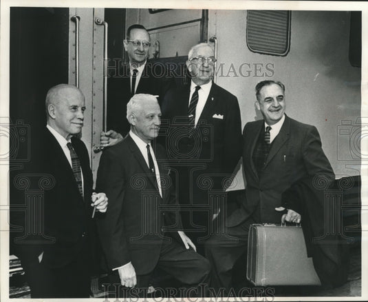 1964 Press Photo Members of the Metropolitan Milwaukee Association of Commerce- Historic Images
