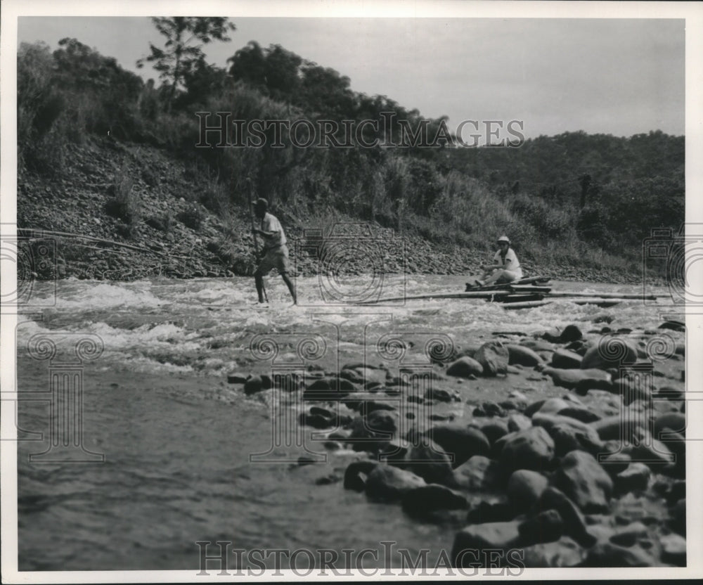 1953 Press Photo Raftman stands on bamboo raft through Rio Grande river, Jamaica- Historic Images