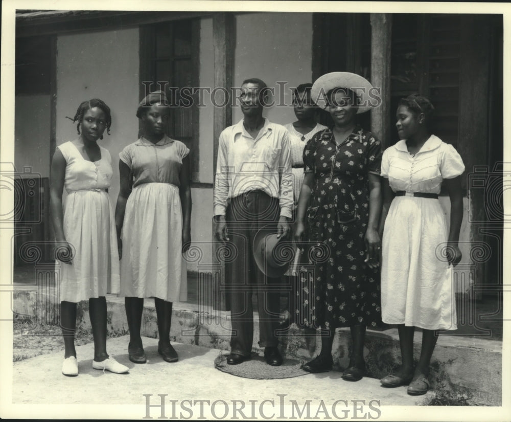 1960 Press Photo The Colonel and his family-head man of maroon country-Jamaica- Historic Images