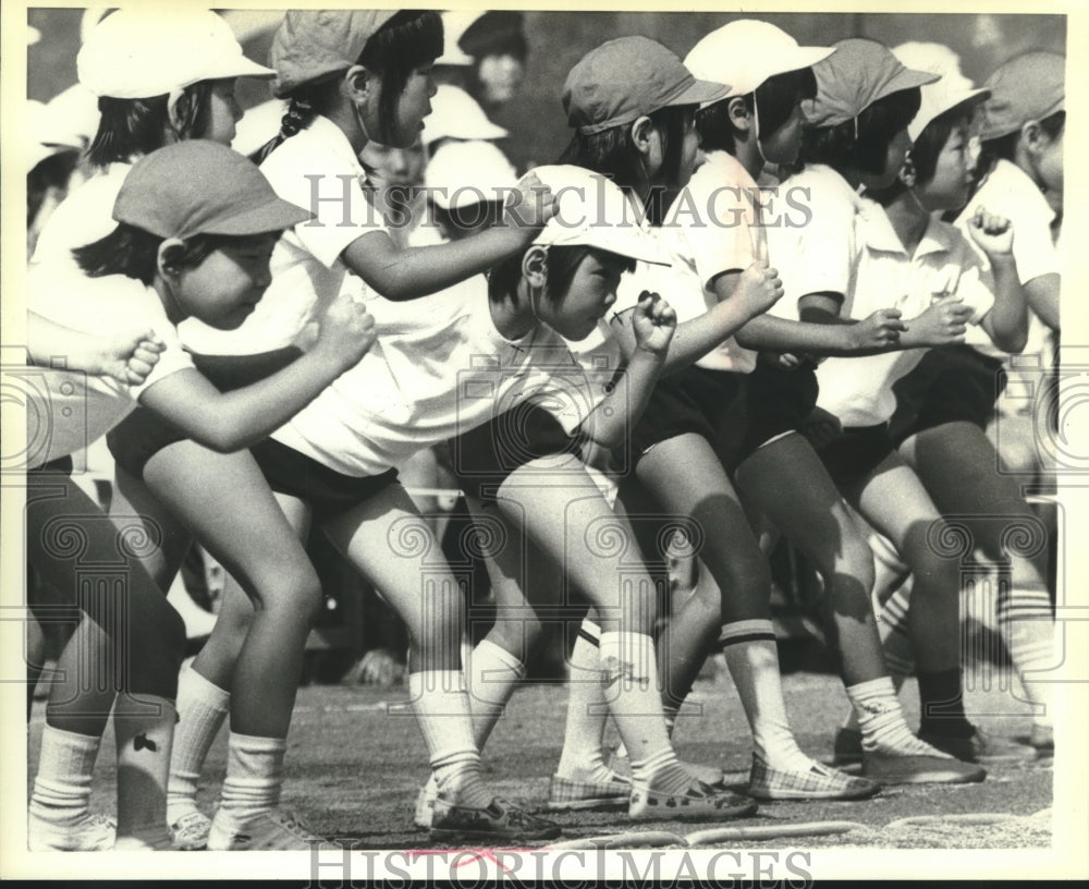 1979 Press Photo Girls Were Poised And Tense As They Await Start Of Footrace- Historic Images