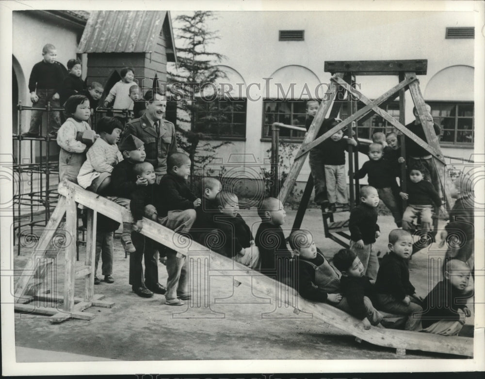 1952 Press Photo Hugh O&#39;Reilly Watches Japanese Orphans Of Holy Family Orphanage- Historic Images