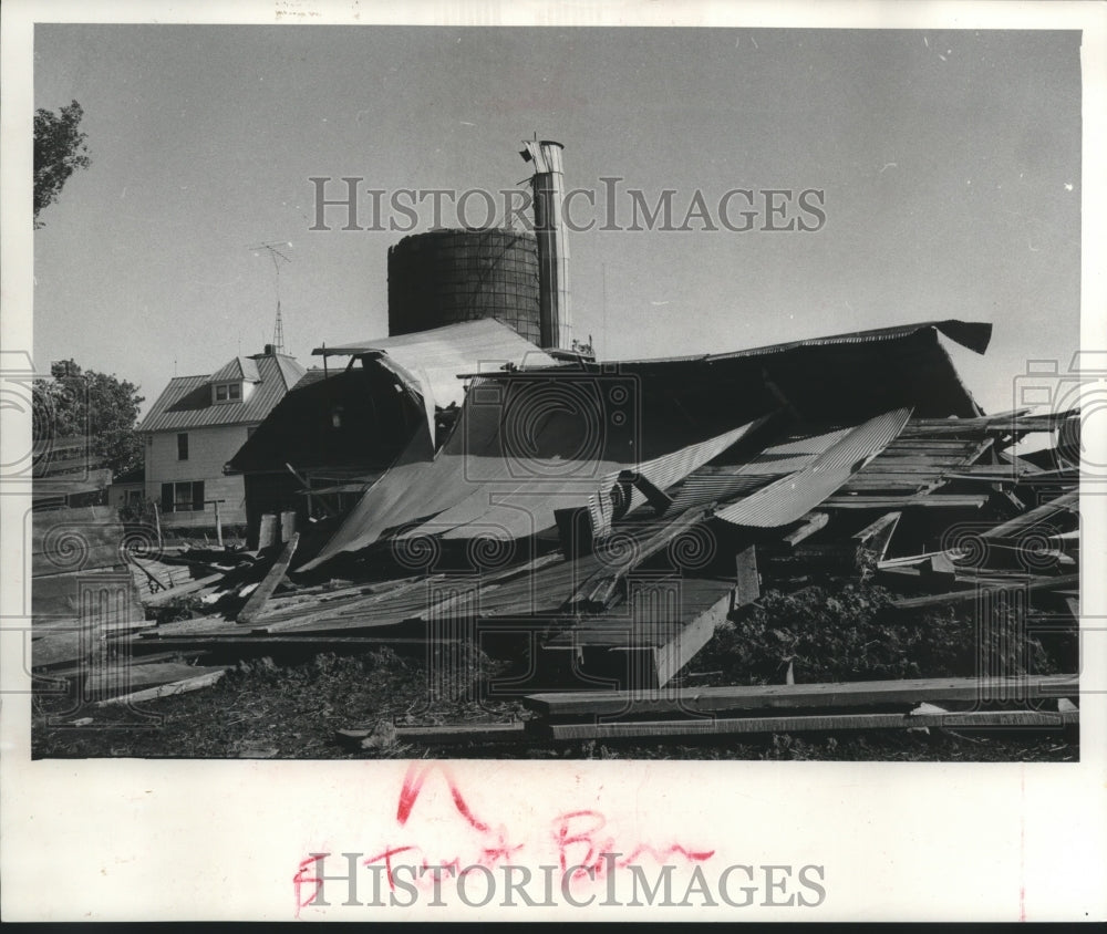 1960 Press Photo Tornado turns Leonard Mulford&#39;s barn into scrap heap.- Historic Images