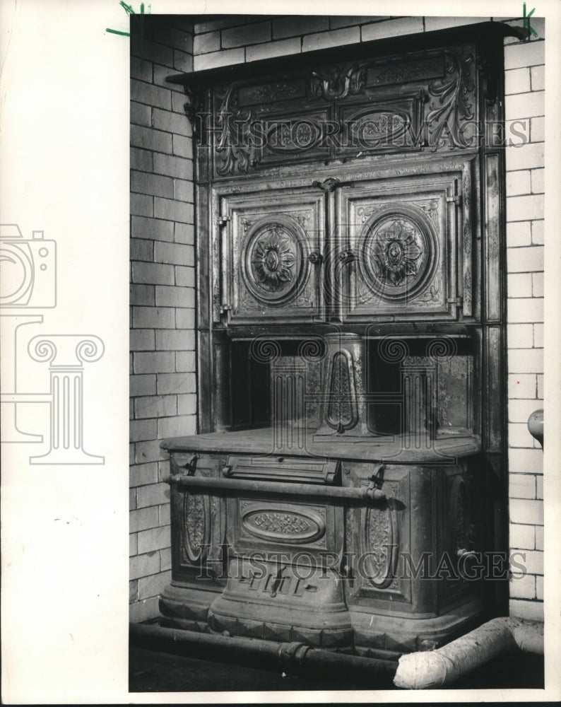 1963 Press Photo An elegant built in wood stove from turn of century, Milwaukee- Historic Images