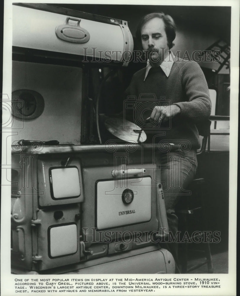 1982 Press Photo Gary Gresl and antique wood-burning stove, 1910-Milwaukee