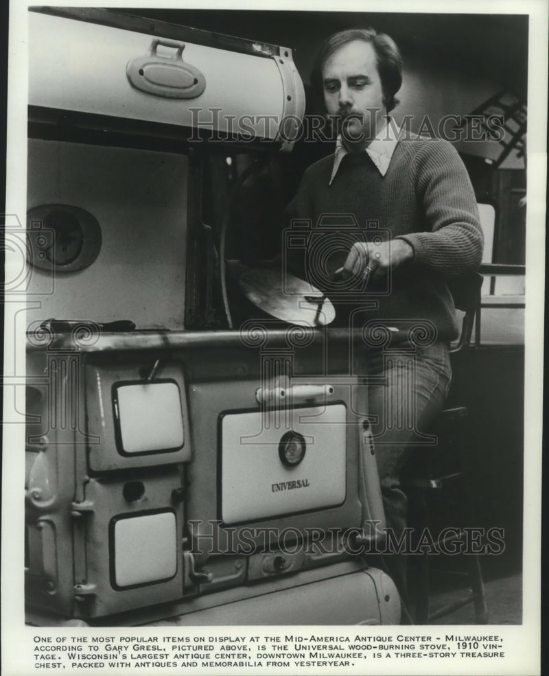 Load image into Gallery viewer, 1982 Press Photo Gary Gresl and antique wood-burning stove, 1910-Milwaukee
