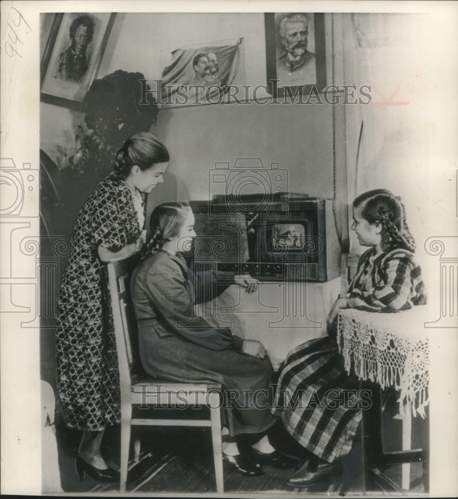 1954 Press Photo Trainees at the Kirzhach silk mill in Russia's Vladimir region