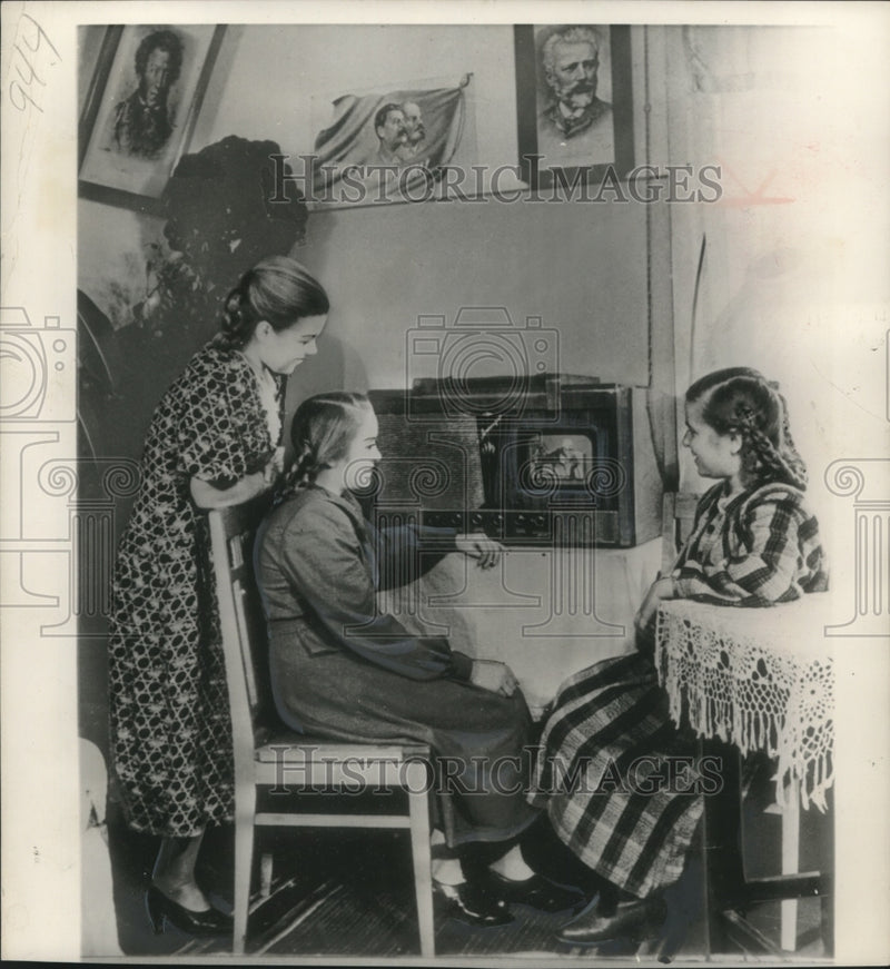 Load image into Gallery viewer, 1954 Press Photo Trainees at the Kirzhach silk mill in Russia's Vladimir region
